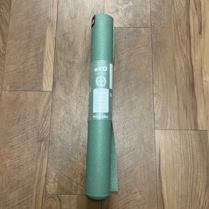 EKO® SUPERLITE TRAVEL YOGA MAT 1.5MM in Leaf Green